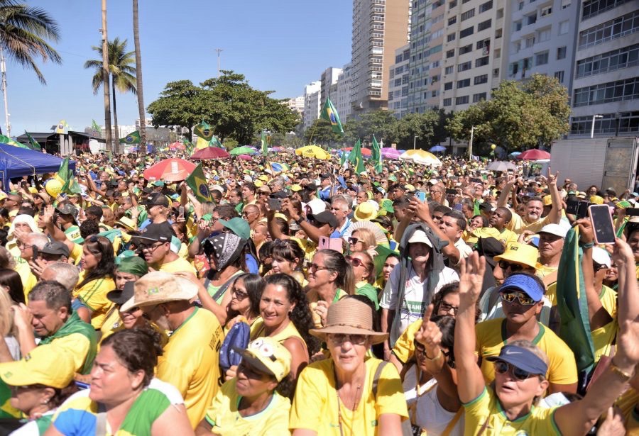 Monitor da USP diz que ato de Bolsonaro em Copacabana reuniu 32,7 mil pessoas