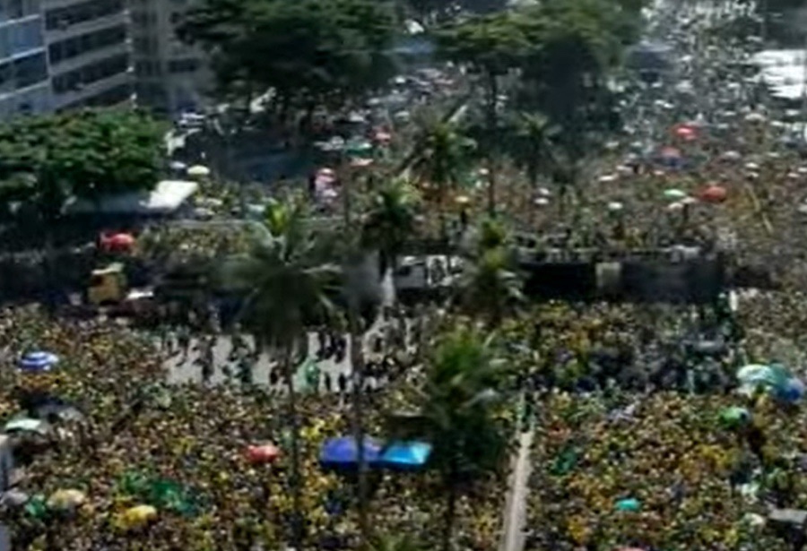 Ato em Copacabana reúne apoiadores e aliados de Bolsonaro contra decisões do STF