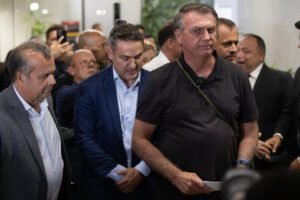 Bolsonaro diz que estudou medidas "dentro das 4 linhas" e nega golpe
