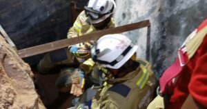 Bombeiros resgatam homem que estava soterrado em Mirantes de Periperi após duas horas de buscas - Bahia Notícias