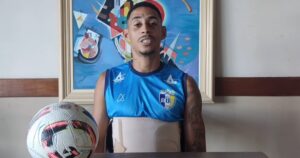 Em vídeo, zagueiro do Jequié agradece apoio dos torcedores após lesão sofrida na partida contra o Bahia - Bahia Notícias