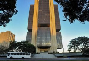 Piora no cenário econômico fará BC acelerar ritmo de alta da Selic para 0,5 ponto, dizem economistas