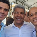 Prefeito posa ao lado de Jerônimo e confirma saída de grupo de ACM Neto