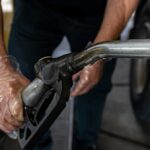 O que é a gasolina aditivada e por que alguns motoristas escolhem pagar mais por ela?