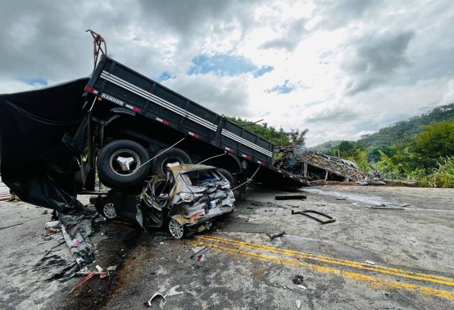 Acidente com ônibus e carreta deixa 38 mortos no interior de Minas Gerais