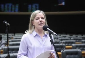 Gleisi critica editorial da Folha de S.Paulo e diz que jornal aposta contra o país