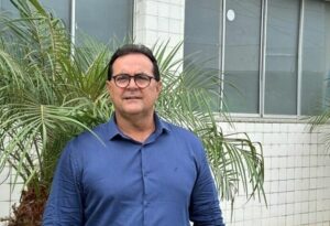 Vice-prefeito de Lauro de Freitas deixa presídio; ele usará tornozeleira eletrônica