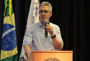 Zema fecha ano em silêncio sobre Bolsonaro e com alívio para dívida de MG