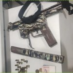 Homem com mandado de prisão é preso com submetralhadora em Camaçari