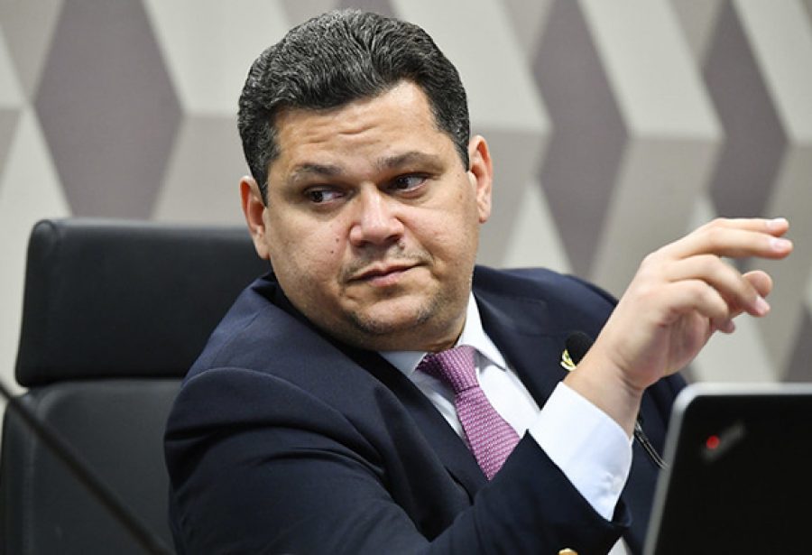 Ação contra Alcolumbre sobre jatinho patina sem dados de empresa beneficiada por emenda