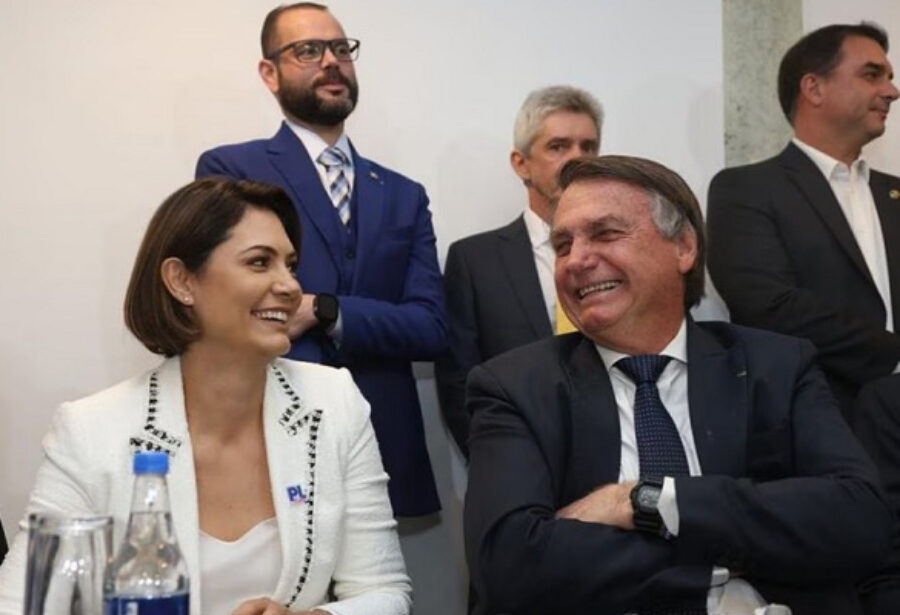 Bolsonaro aventa hipótese de Michelle concorrer à Presidência no próximo ano e depois recua