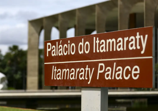 Diplomata americano é convocado pelo Itamaraty para explicar deportações com algemas