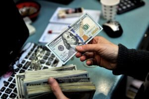 Dólar fecha em queda pela sétima vez seguida, a R$ 5,86