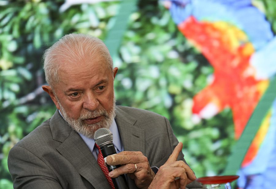 Governo avalia que queda do dólar pode amenizar aumento do diesel