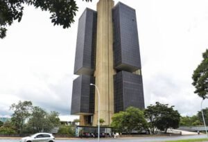 Mercado projeta juros em dois dígitos até o fim do mandato de Galípolo no BC