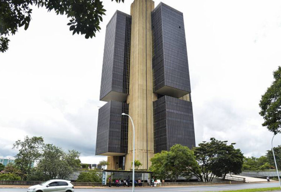 Mercado projeta juros em dois dígitos até o fim do mandato de Galípolo no BC