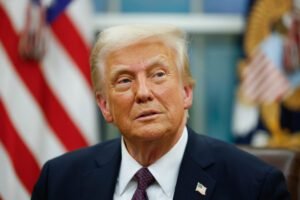 Trump retalia Colômbia duramente após Petro recusar deportações