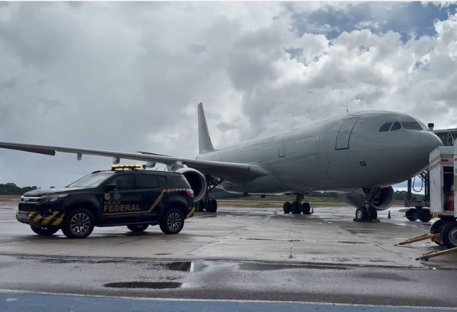 Voo dos EUA com brasileiros algemados já ocorreu sob Biden e é tema de antiga negociação diplomática