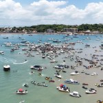 Show exclusivo de Thiago Aquino reúne centenas de banhistas na Baía de Todos-os-Santos