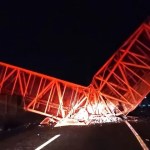Passarela em trecho da BR-324 perto de Feira desaba após carreta colidir em estrutura; rodovia segue interditada