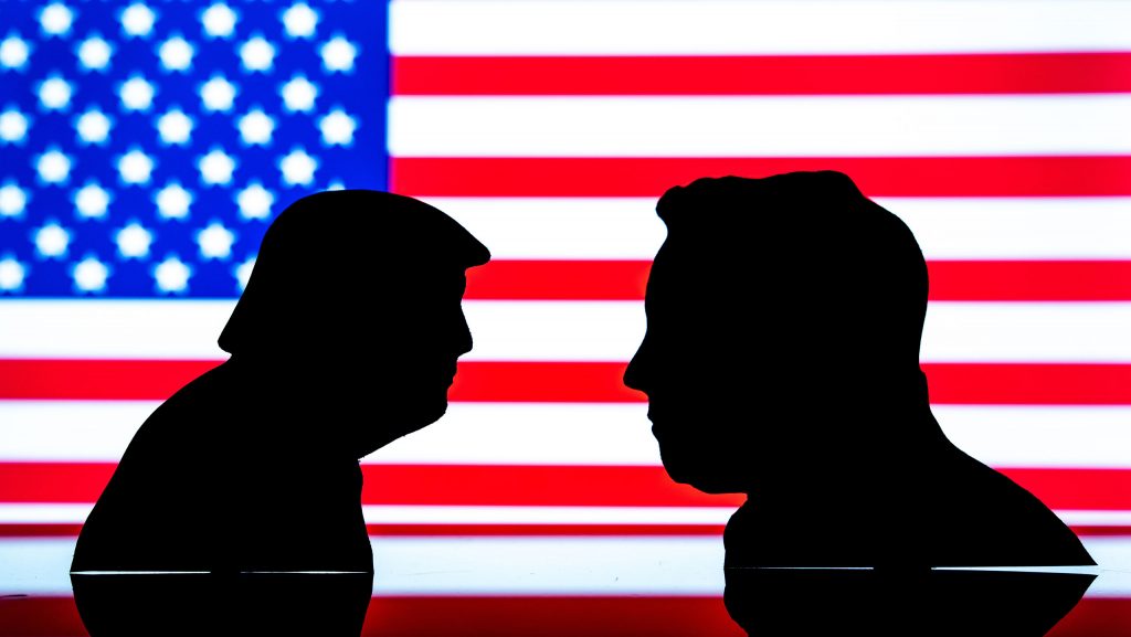 Silhuetas de Donald Trump e Elon Musk; ao fundo, a bandeira dos Estados Unidos