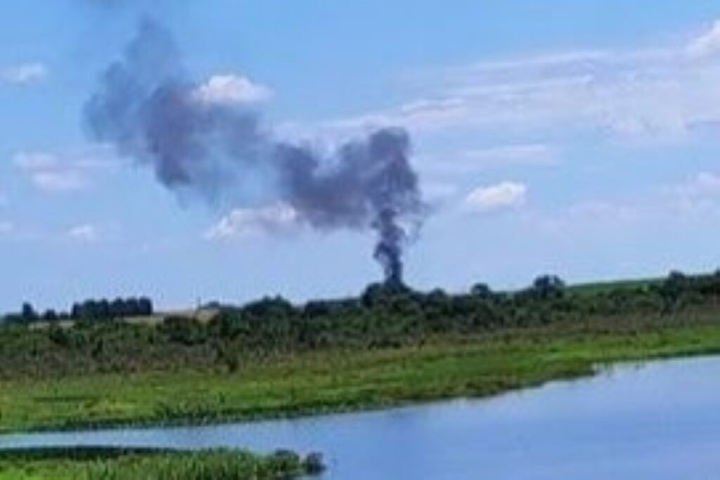 SP: avião de pequeno porte cai em área de vegetação e mata