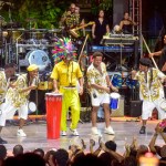 Carlinhos Brown, Tribalistas e Caetano relembram clássicos em ritmo de percussão em última noite do Axé 40 Brown