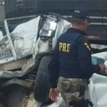 Carro fica prensado entre caminhões na BR-324 em Feira de Santana