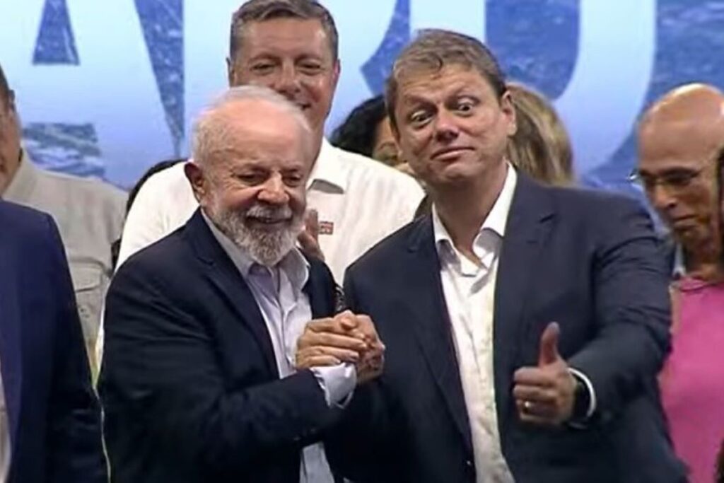 Em SP, Lula trata Tarcísio como aliado: "Ainda terá muita foto junto"