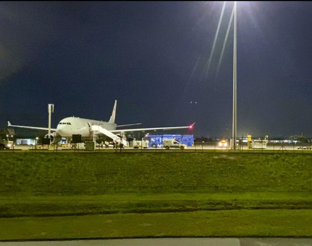 Acorrentados, algemados e com fome: deportados dos EUA relatam viagem