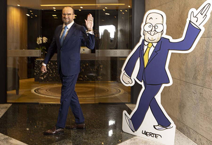 Advogado que trabalha para poderosos e milionários mostra rotina de luxo nas redes