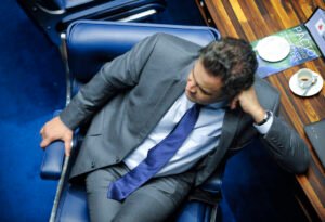 Aécio Neves descarta incorporação e diz que PSDB não pode se render a interesses regionais