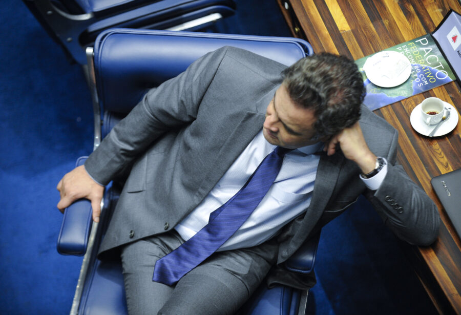 Aécio Neves descarta incorporação e diz que PSDB não pode se render a interesses regionais