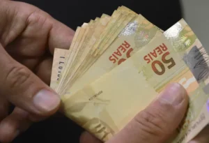 Beneficiários do Bolsa Família superam estimativa de famílias pobres em 22% dos municípios