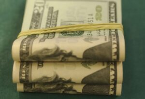 Dólar cai com alta de commodities, mas tarifas de Trump estão no foco