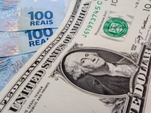 Dólar sobe com "tarifaço" de Trump e temor sobre guerra comercial