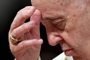 Fiéis ao redor do mundo oram pela recuperação do papa Francisco