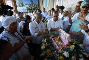 Governador acompanha cortejo na Festa de Yemanjá e entrega presente