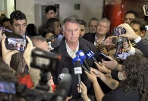 Mesmo inelegível, Bolsonaro venceria Lula no 1º e 2º turnos em 2026, aponta Paraná Pesquisas