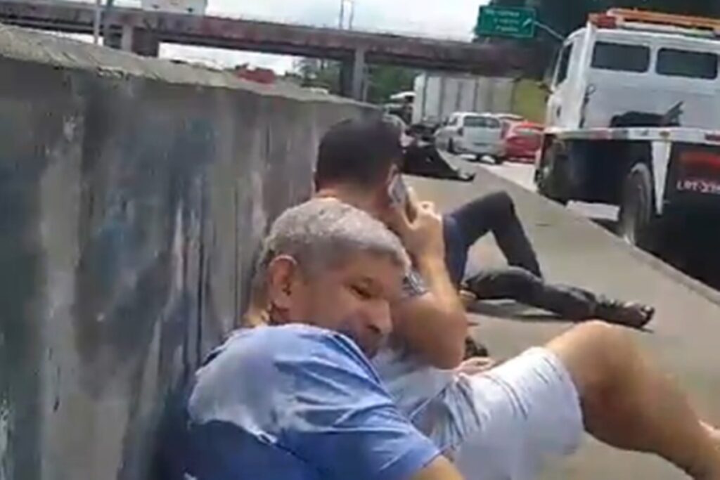 RJ: tiroteio fecha vias expressas e atinge helicóptero da PM; vídeo