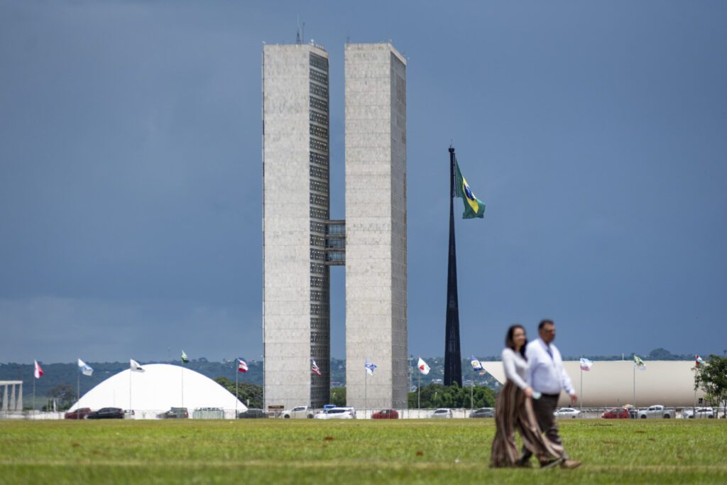 Votação do Orçamento, que traz reajuste de servidores, fica para março