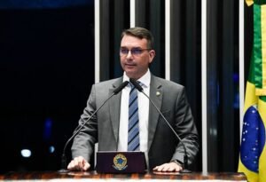 ‘Está nas mãos de Deus agora’, diz Flávio Bolsonaro sobre denúncia contra pai