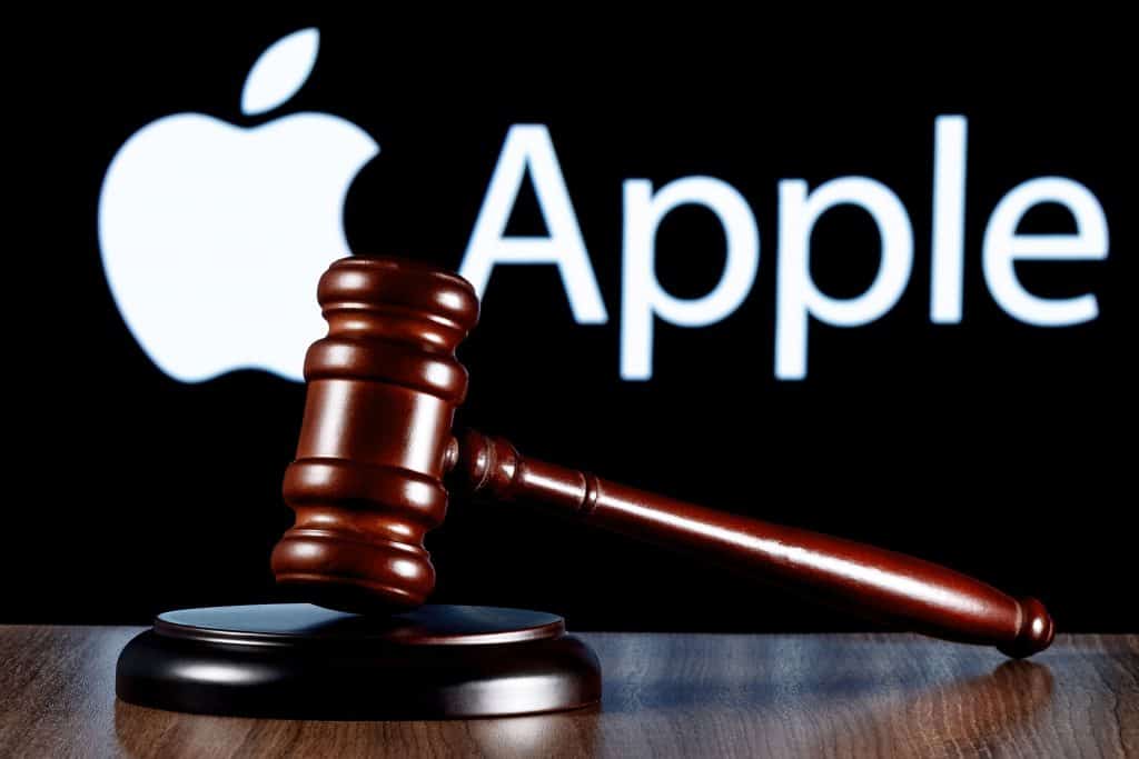Ao fundo, logo da Apple; à frente, um martelo de juiz