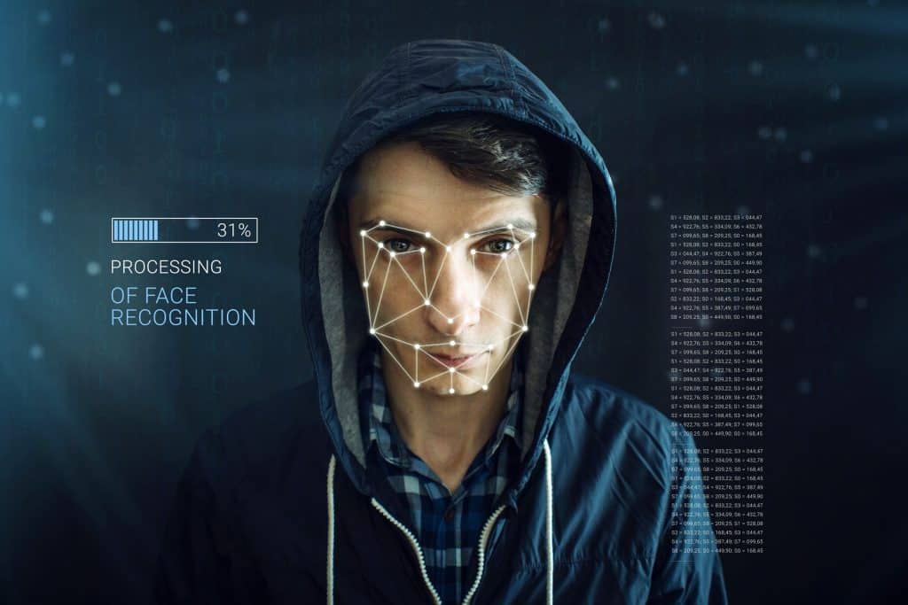 Rosto de homem coberto por um capuz sendo identificado biometricamente