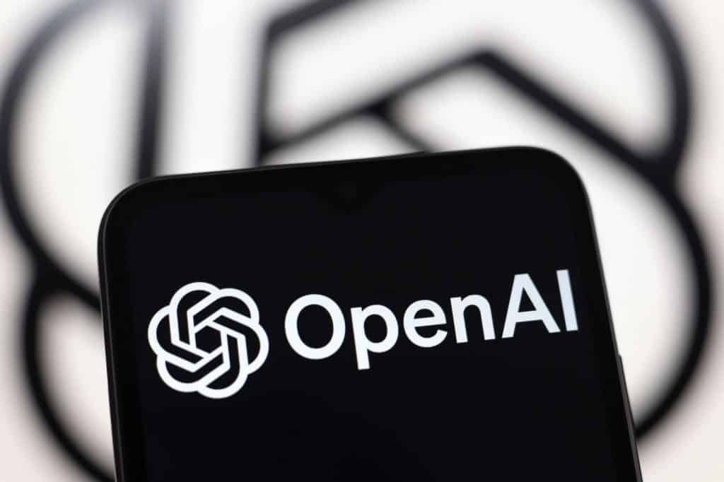 Logo da OpenAI em um smartphone na horizontal