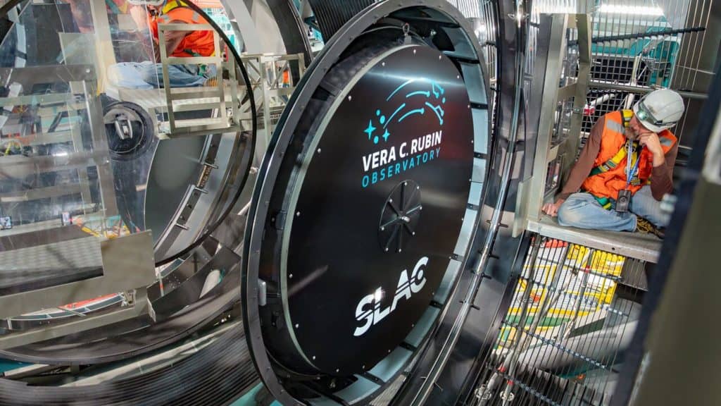 Homem olhando para câmera LSST, a maior câmera digital do mundo, instalada no Observatório Vera C. Rubin, no Chile