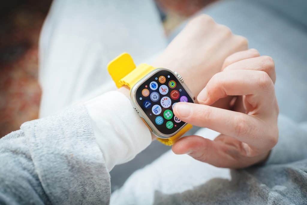 Apple Watch no pulso de uma pessoa