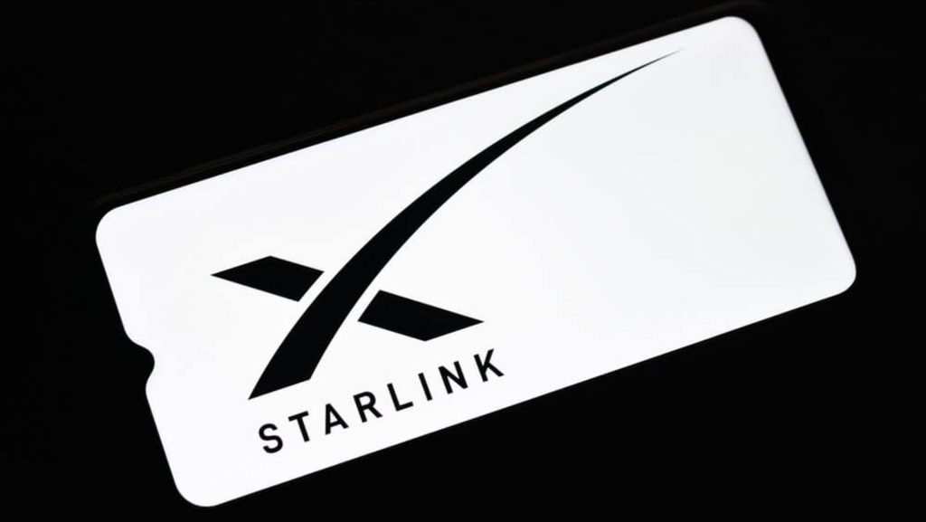 Celular com logotipo da Starlink na tela