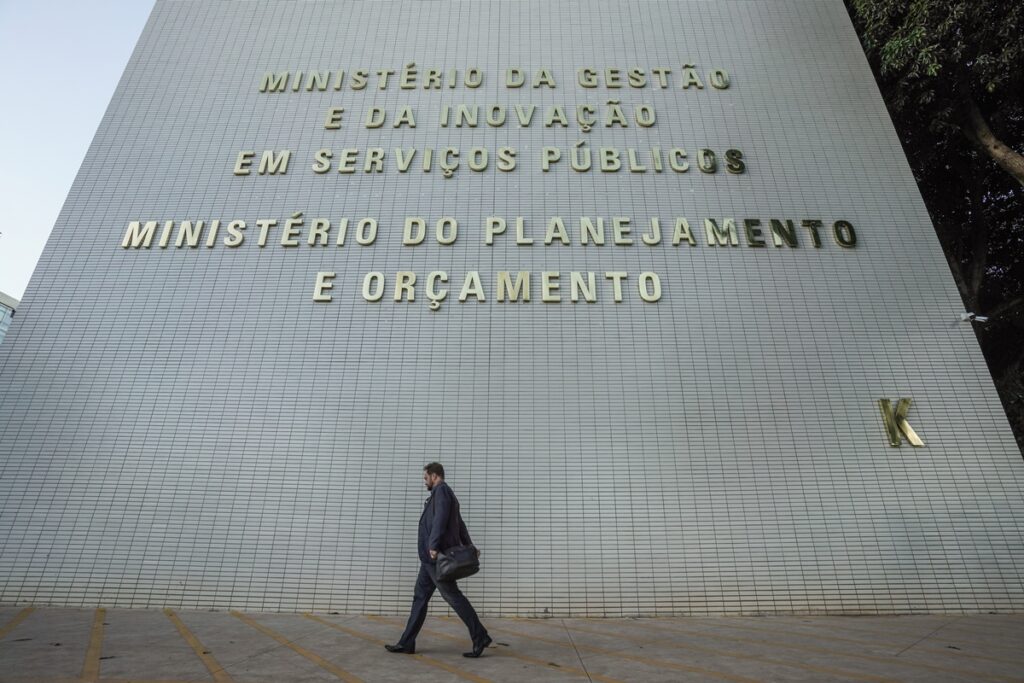 Atraso no Orçamento 2025 trava reajuste, 13º do INSS e outros. Entenda
