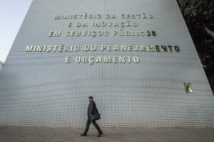 Atraso no Orçamento 2025 trava reajuste, 13º do INSS e outros. Entenda
